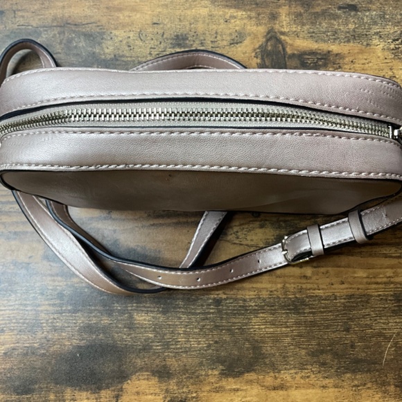 GUESS womens Top Zip bag - Picture 8 of 8